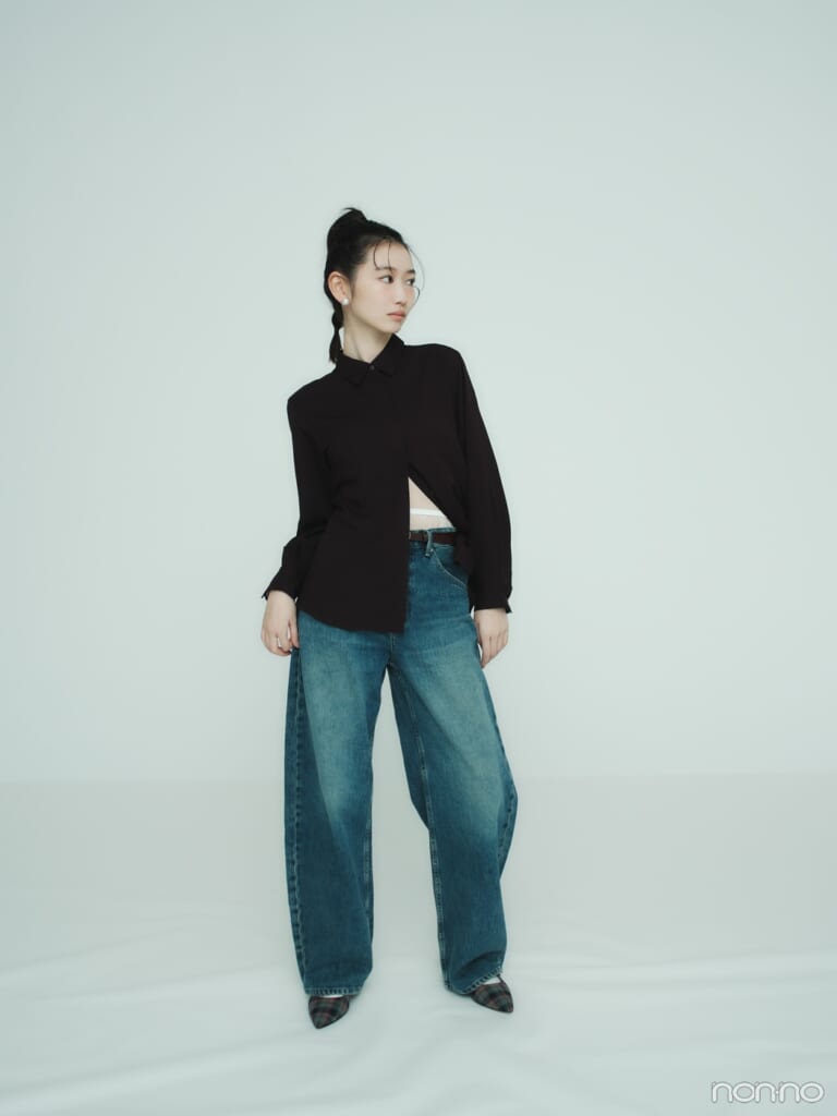シャツでユニクロのバギーカーブジーンズをミニマムに着こなす岡本夏美の全身カット
