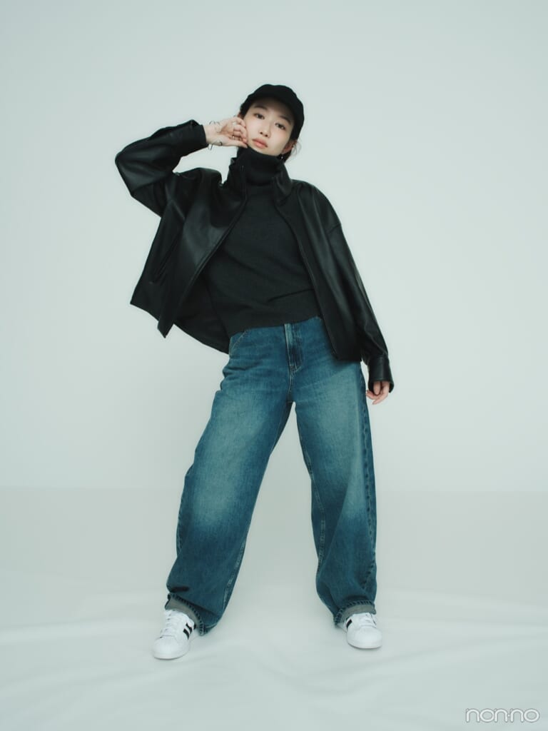 ユニクロのカーブバギージーンズをショート丈のレザー調アウターに合わせ、クールに決めた岡本夏美