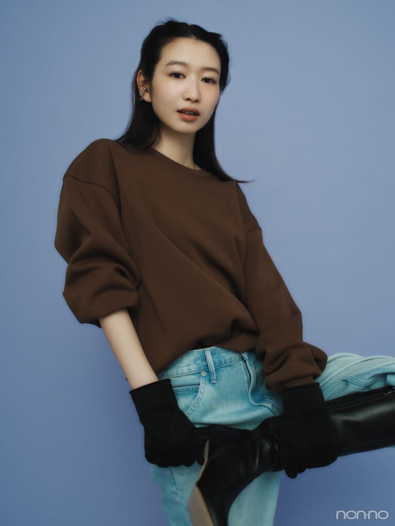 ユニクロ：シーの大ヒットスウェットをデニムに合わせてシンプルに着こなした岡本夏美