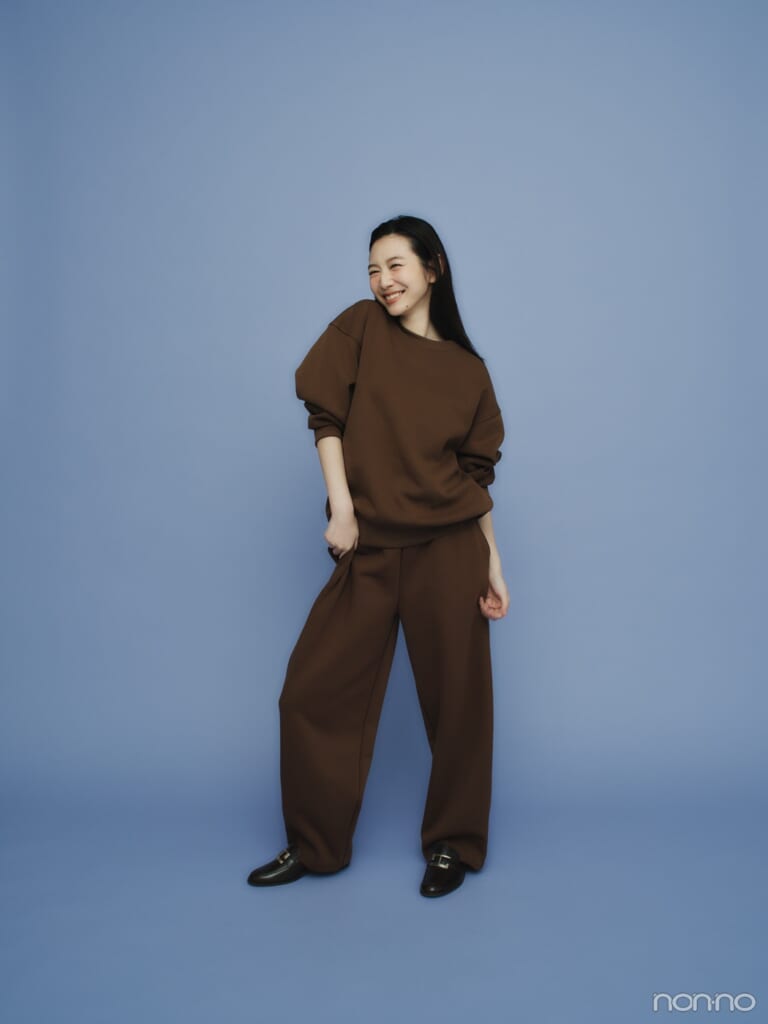 ユニクロ：シーの名品スウェットをセットアップで着こなす岡本夏美