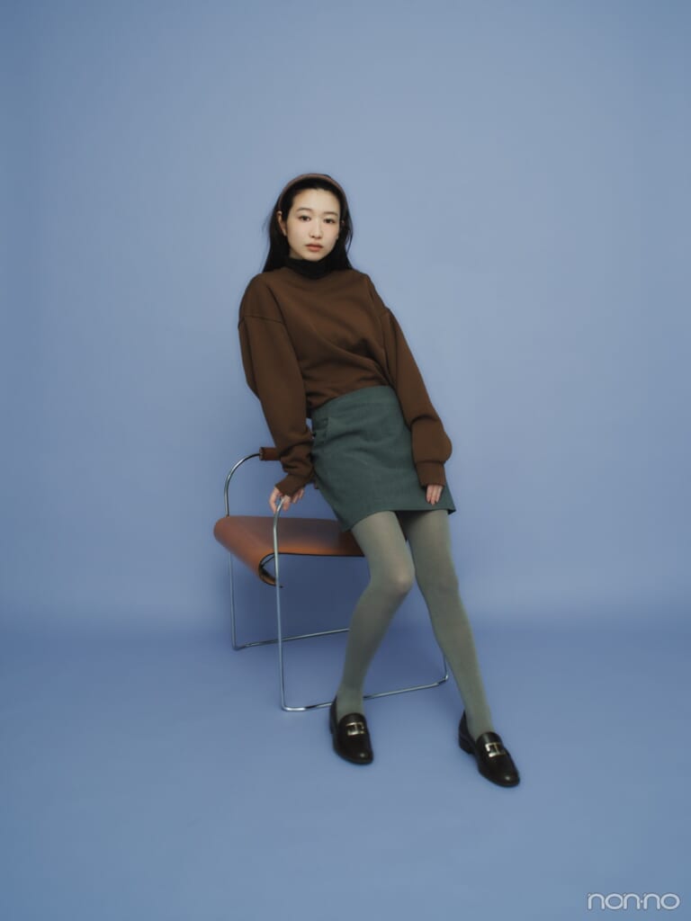 ミニスカートでユニクロ：シーのクルーネックのスウエットを大人可愛く着こなす岡本夏美さんの全身カット