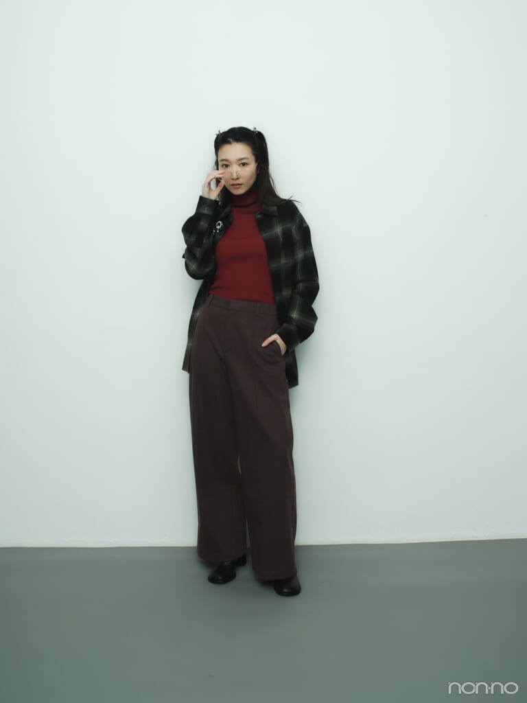 ユニクロのブラッシュドジャージーワイドパンツをタートルニットとチェックシャツに合わせた岡本夏美の全身カット