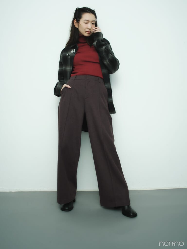 ブラウンのユニクロのブラッシュドジャージーワイドパンツに赤のタートルニットとブラウン系のチェックシャツを合わせたカジュアルなスタイルの岡本夏美の全身カット