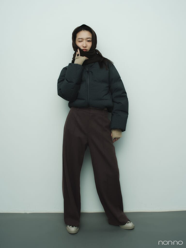 ユニクロのショートダウンにブラッシュドジャージーワイドパンツを合わせた岡本夏美の全身カット