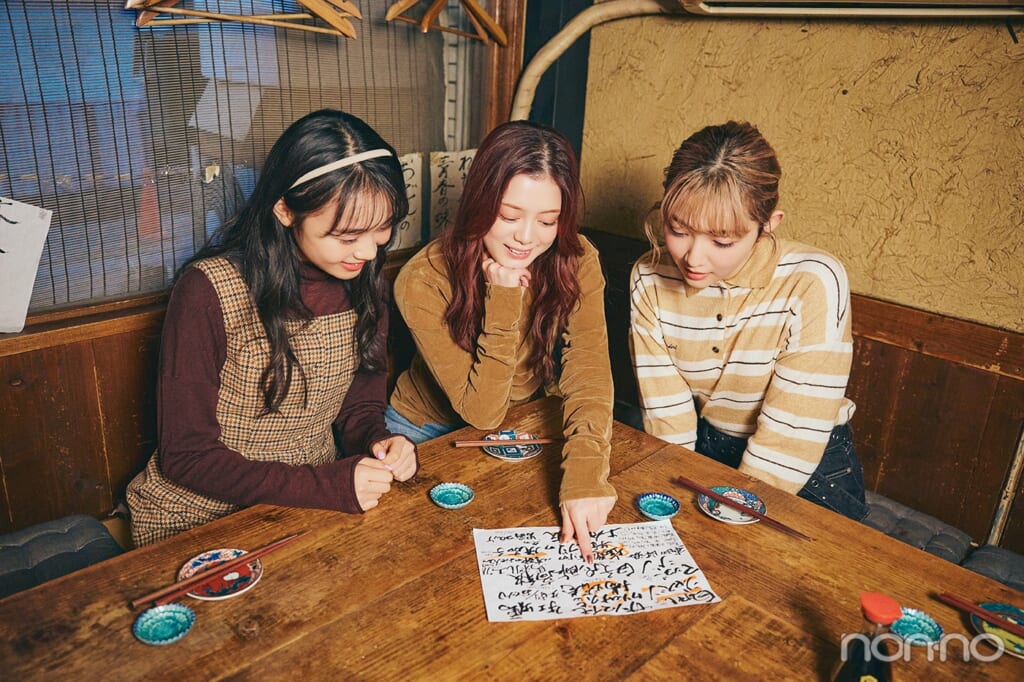 メニューを見る小宮山莉渚、紺野彩夏、林芽亜里