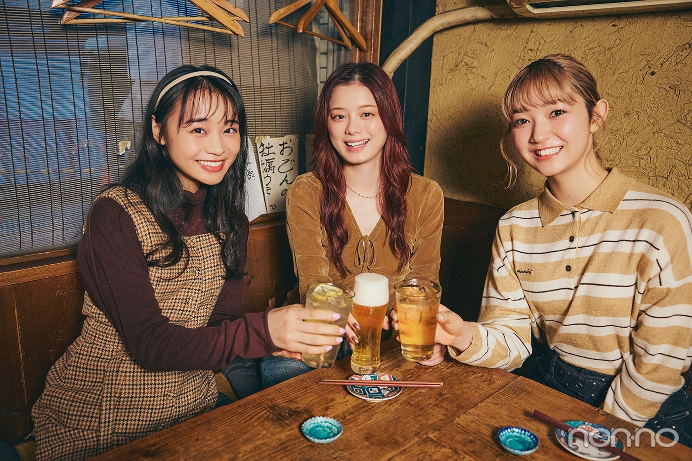 乾杯する小宮山莉渚、紺野彩夏、林芽亜里