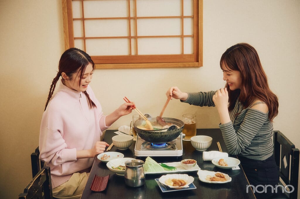 鍋を混ぜる久間田琳加と紺野彩夏