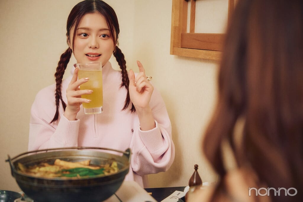 緑茶ハイを片手に話す紺野彩夏