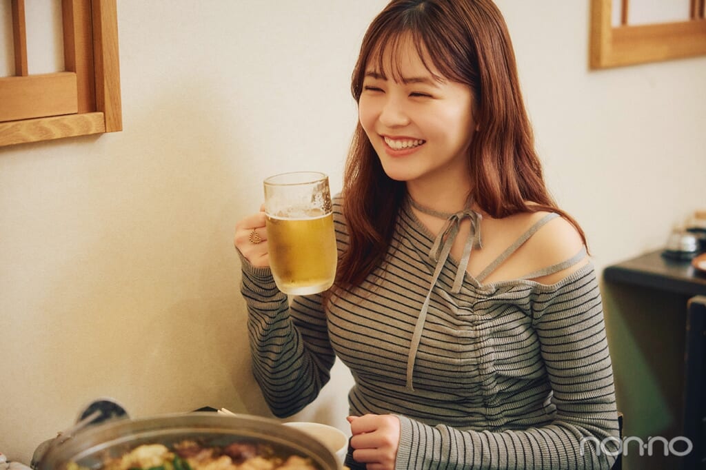 ビールを飲んで笑う久間田琳加