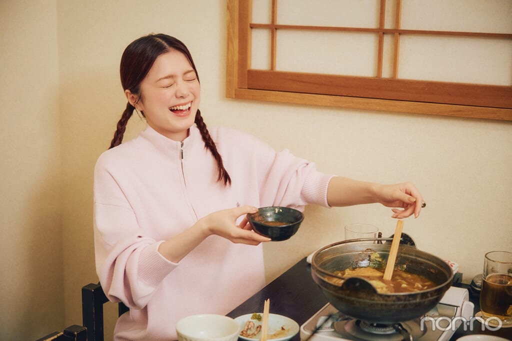 目を瞑って笑う紺野彩夏