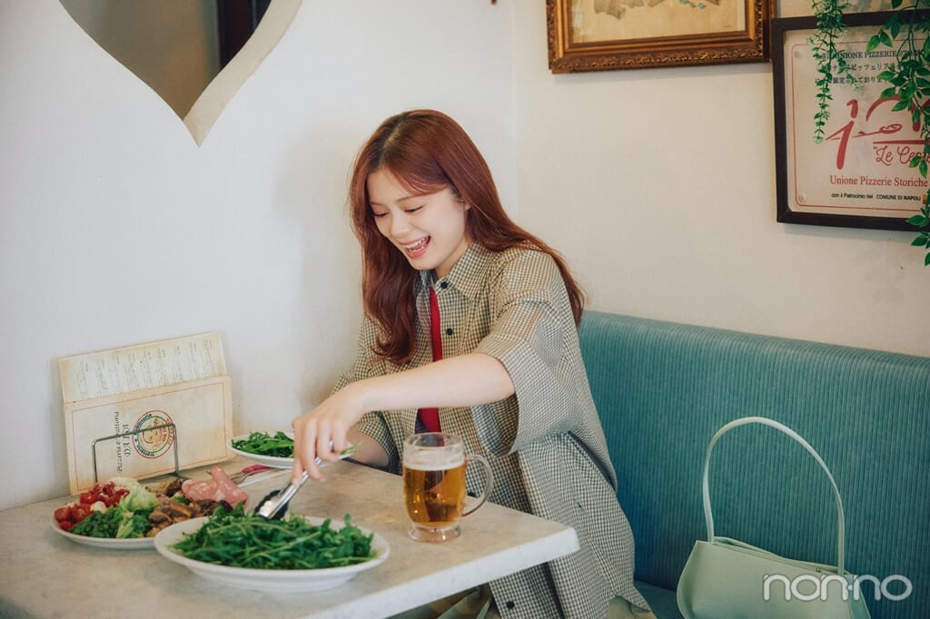 前菜を取る紺野彩夏