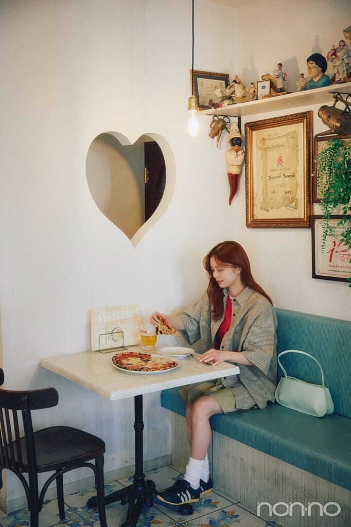 テーブルでピザを食べる紺野彩夏