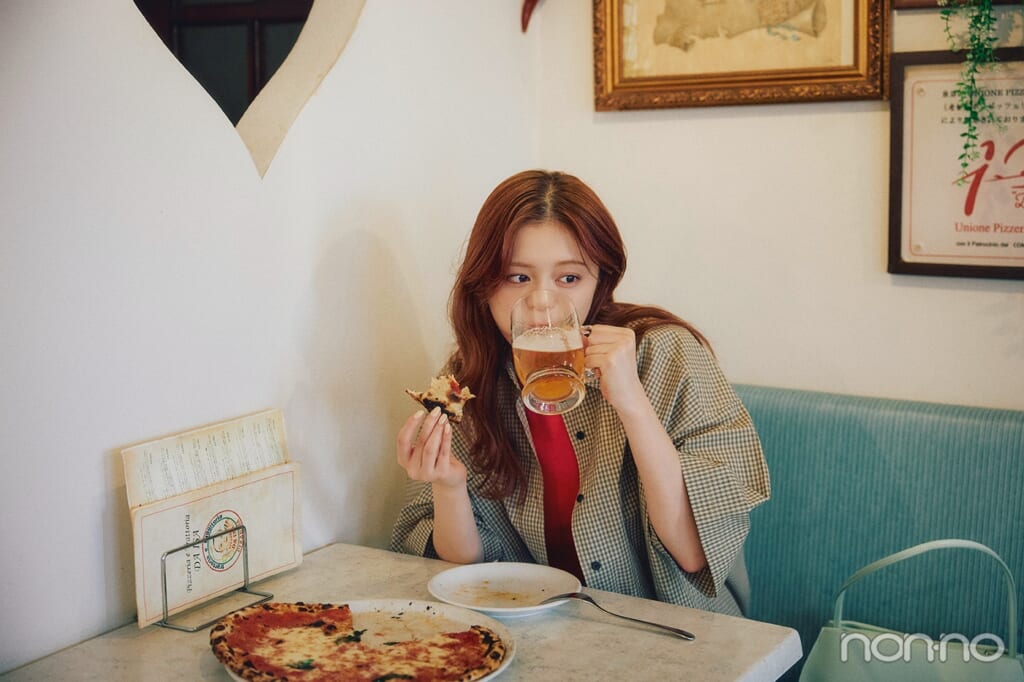 ピザを片手にビールを飲む紺野彩夏