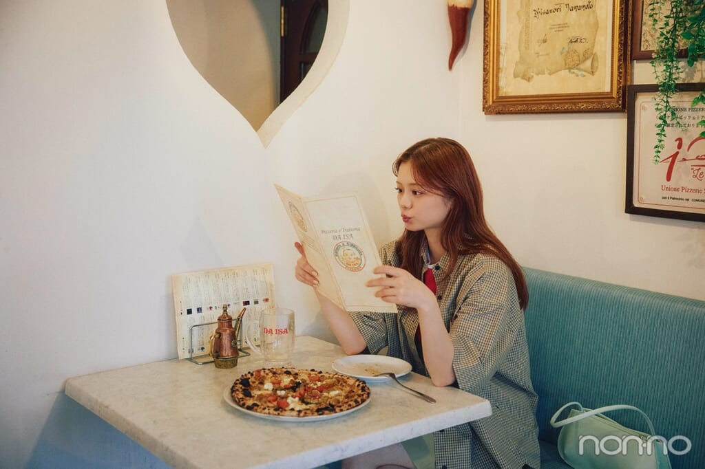 メニューをながめる紺野彩夏