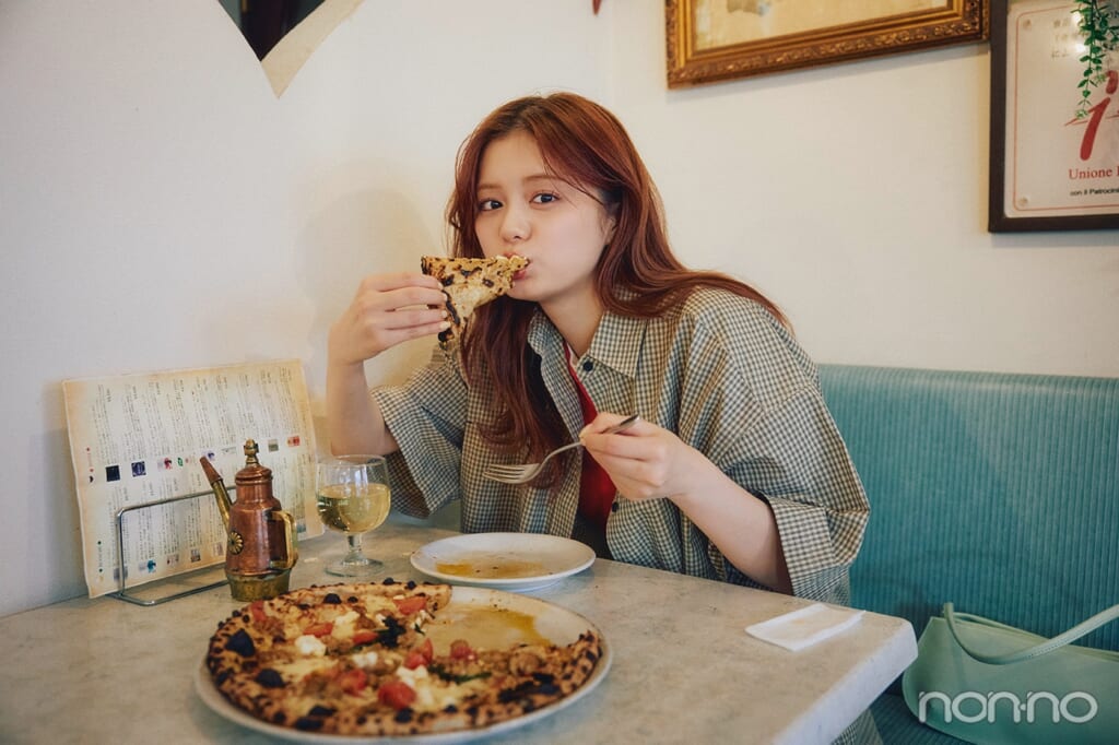 ピザを食べてカメラを見る紺野彩夏