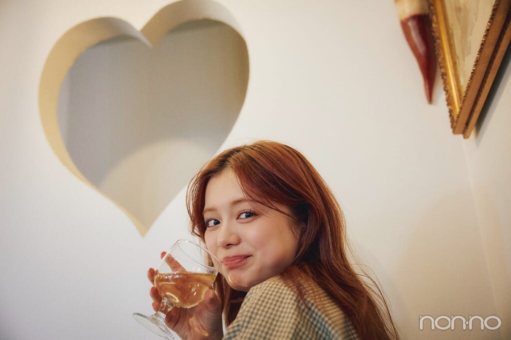 ワインを飲む紺野彩夏