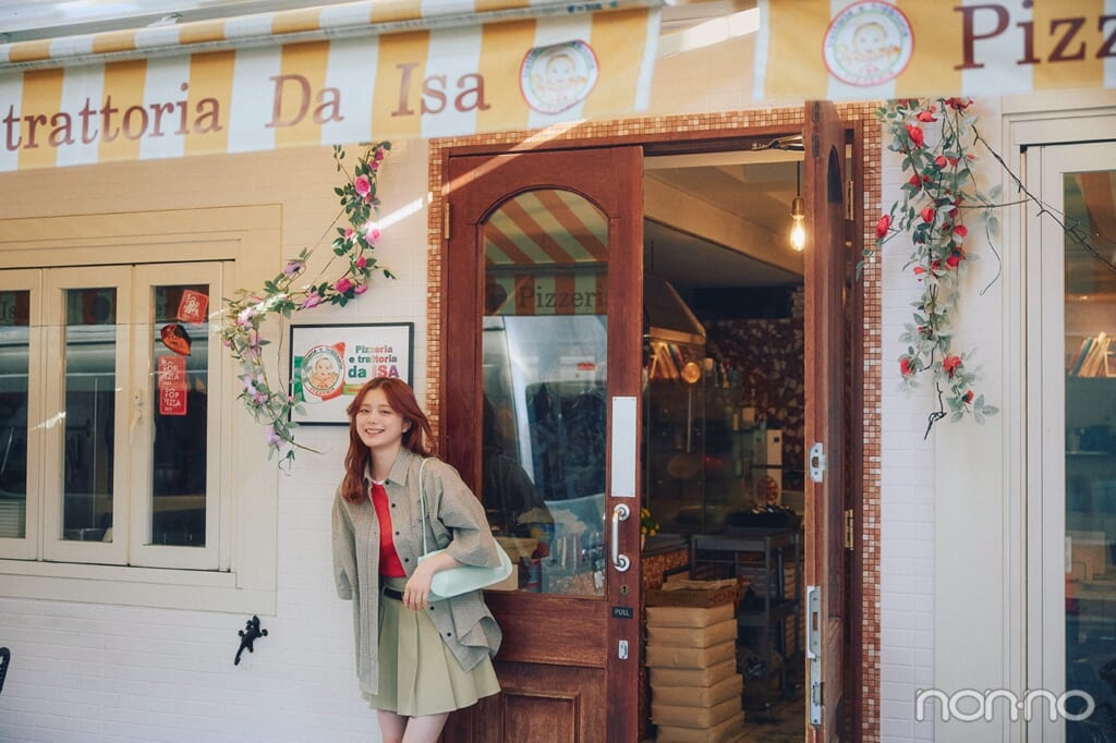 ピザ屋のドア前に立つ紺野彩夏