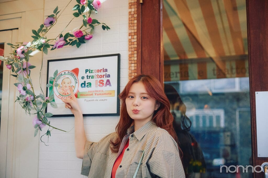 看板を指差す紺野彩夏