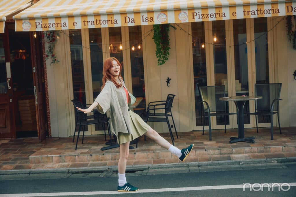 店の前で手足を広げる紺野彩夏