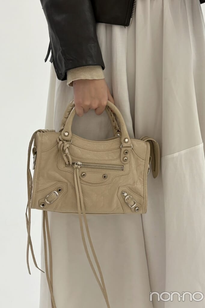 加藤栞が最近ジャケットと合わせて持つバッグ