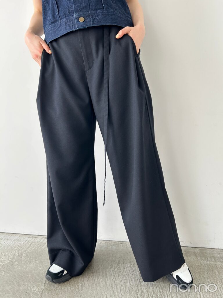 黒いパンツを履いた下半身