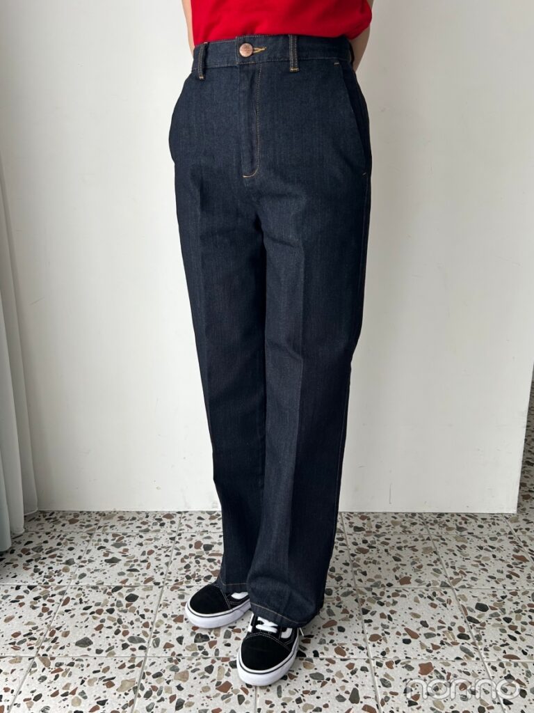 デニムを履いた下半身