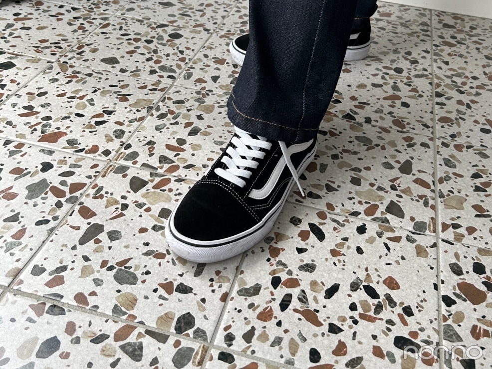 黒に白いラインの入ったスニーカー