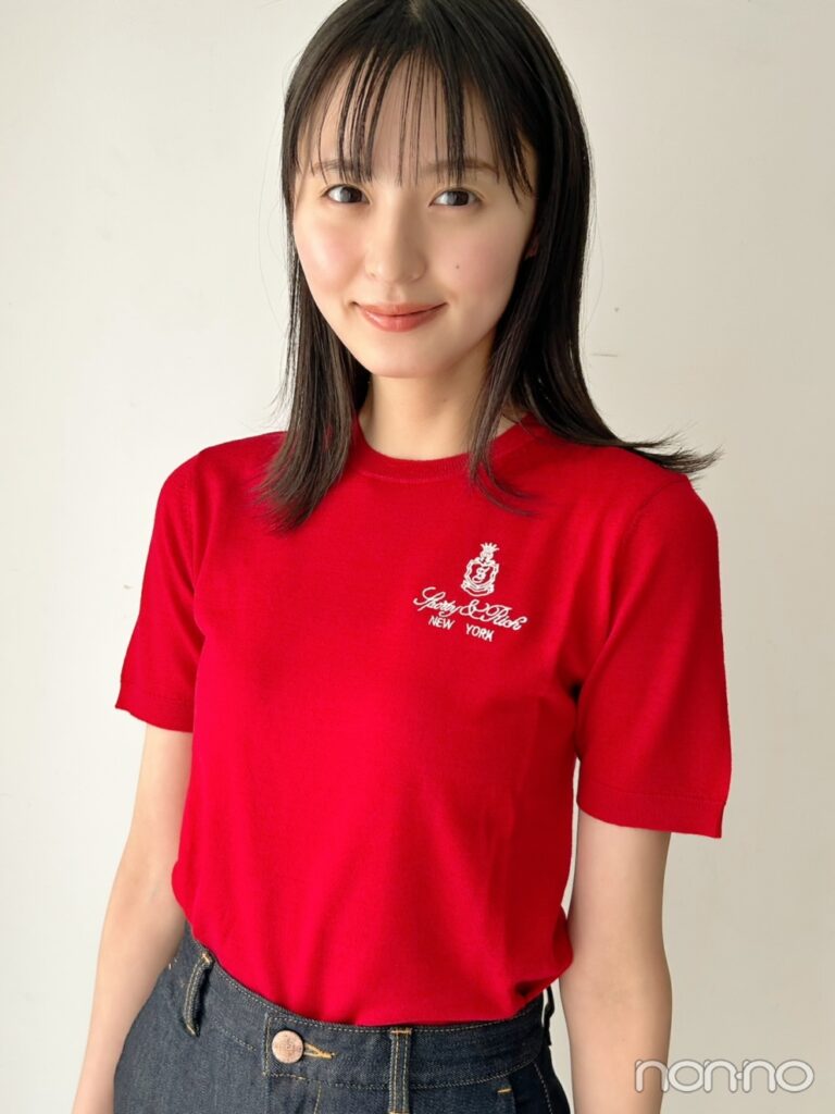 赤いニットを着た遠藤さくらの上半身