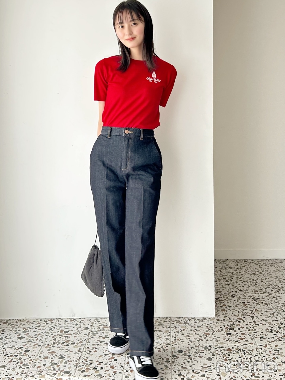 赤いニットにインディゴデニムを履いた遠藤さくら