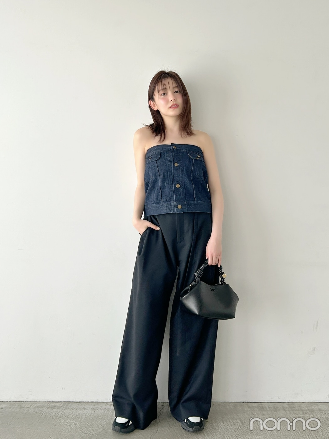 デニムビスチェと黒パンツを着た久間田琳加