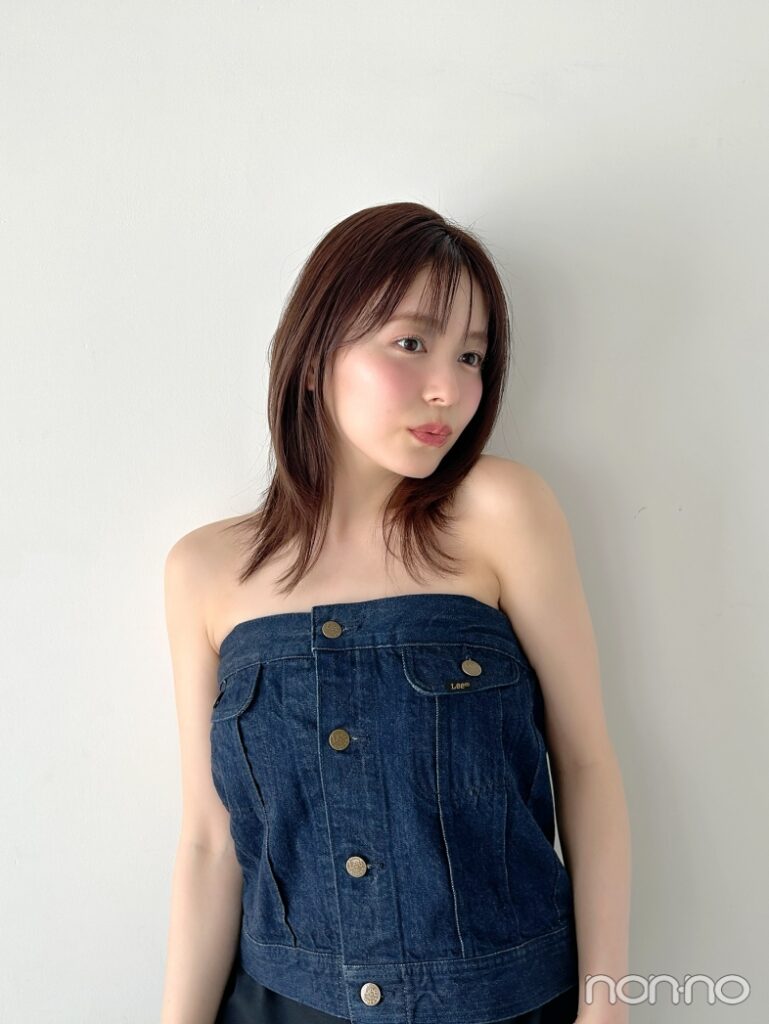 デニムビスチェを着た久間田琳加のバストアップ