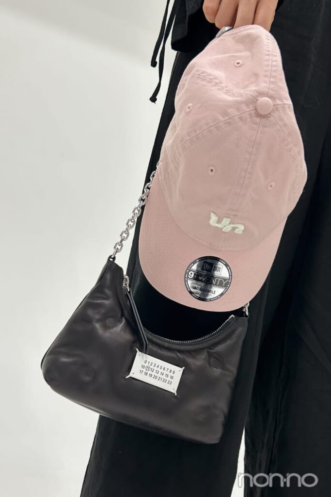 黒いアウターとオールインワンを着た林芽亜里