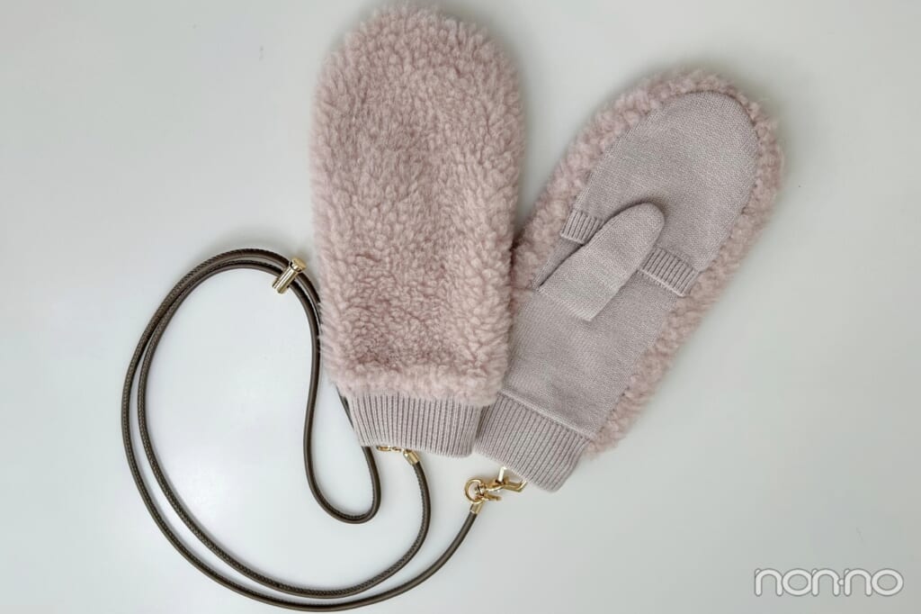ストラップつきのピンクのミトン
