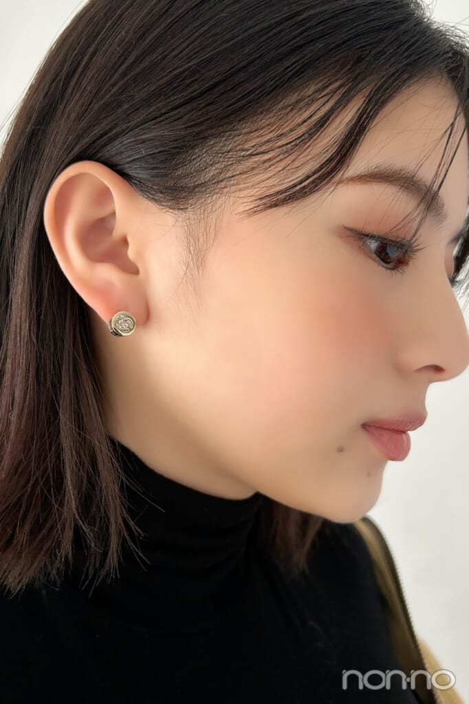 シャネルの丸いゴールドのピアスの寄り