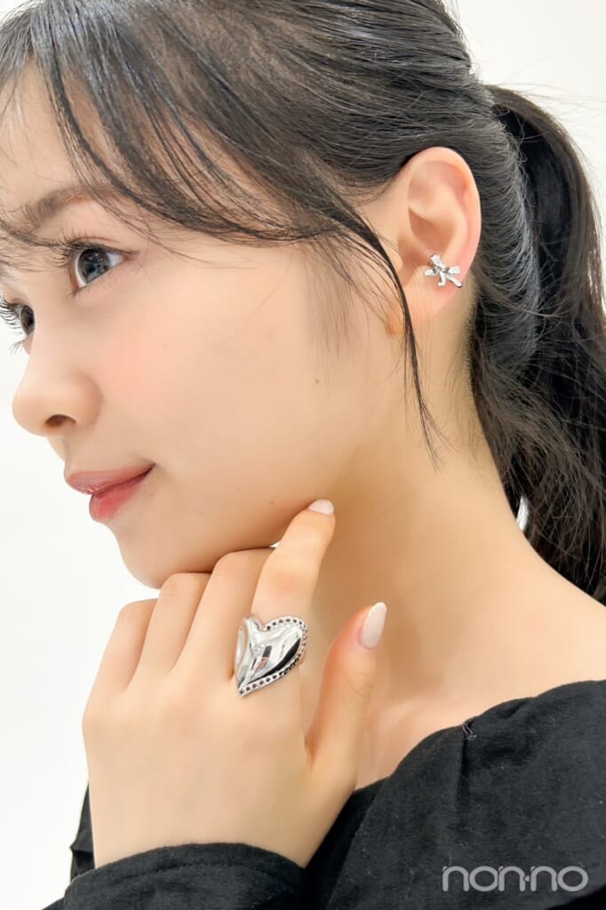 リボンイヤカフとハートのリングをつけた顔と手元