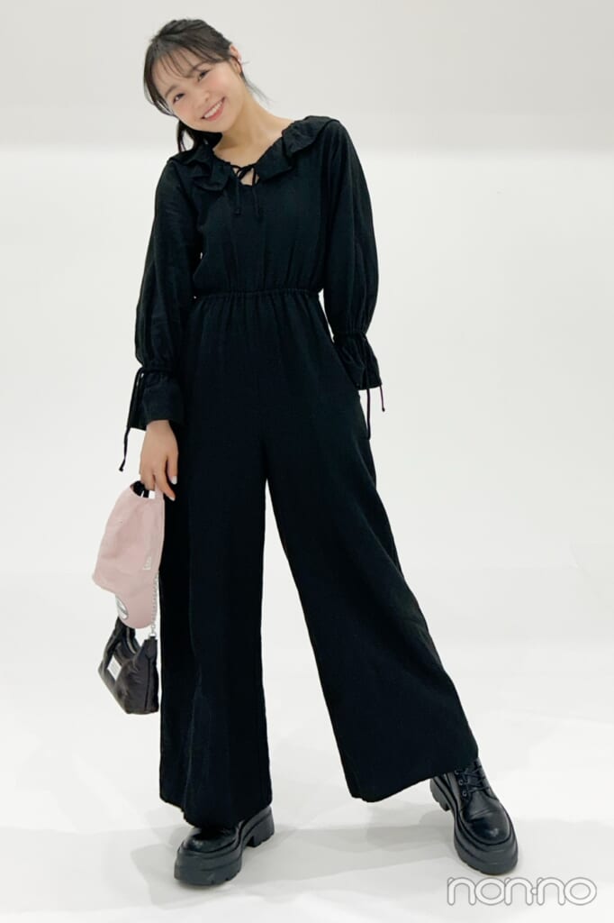 黒のオールインワンを着た林芽亜里