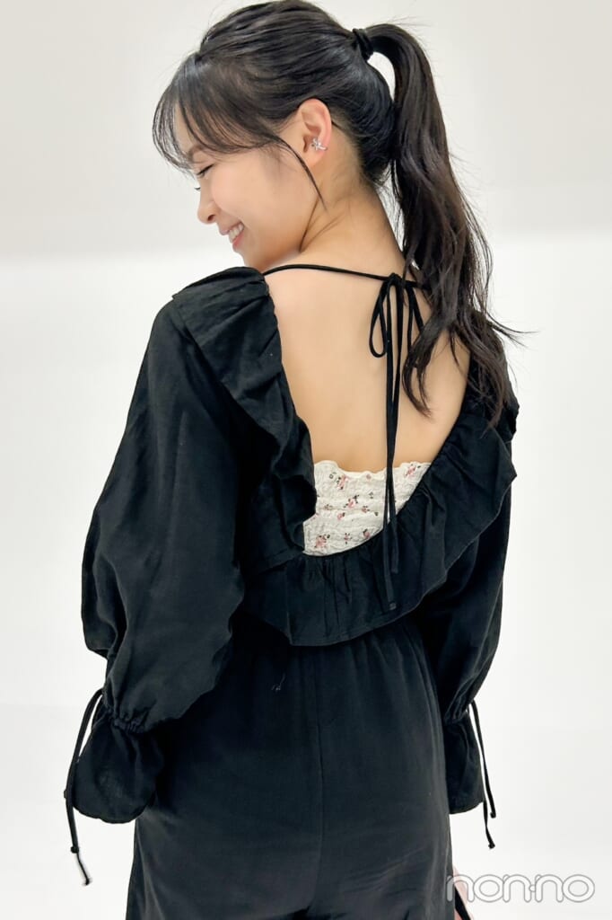 背中の開いたオールインワンの上半身