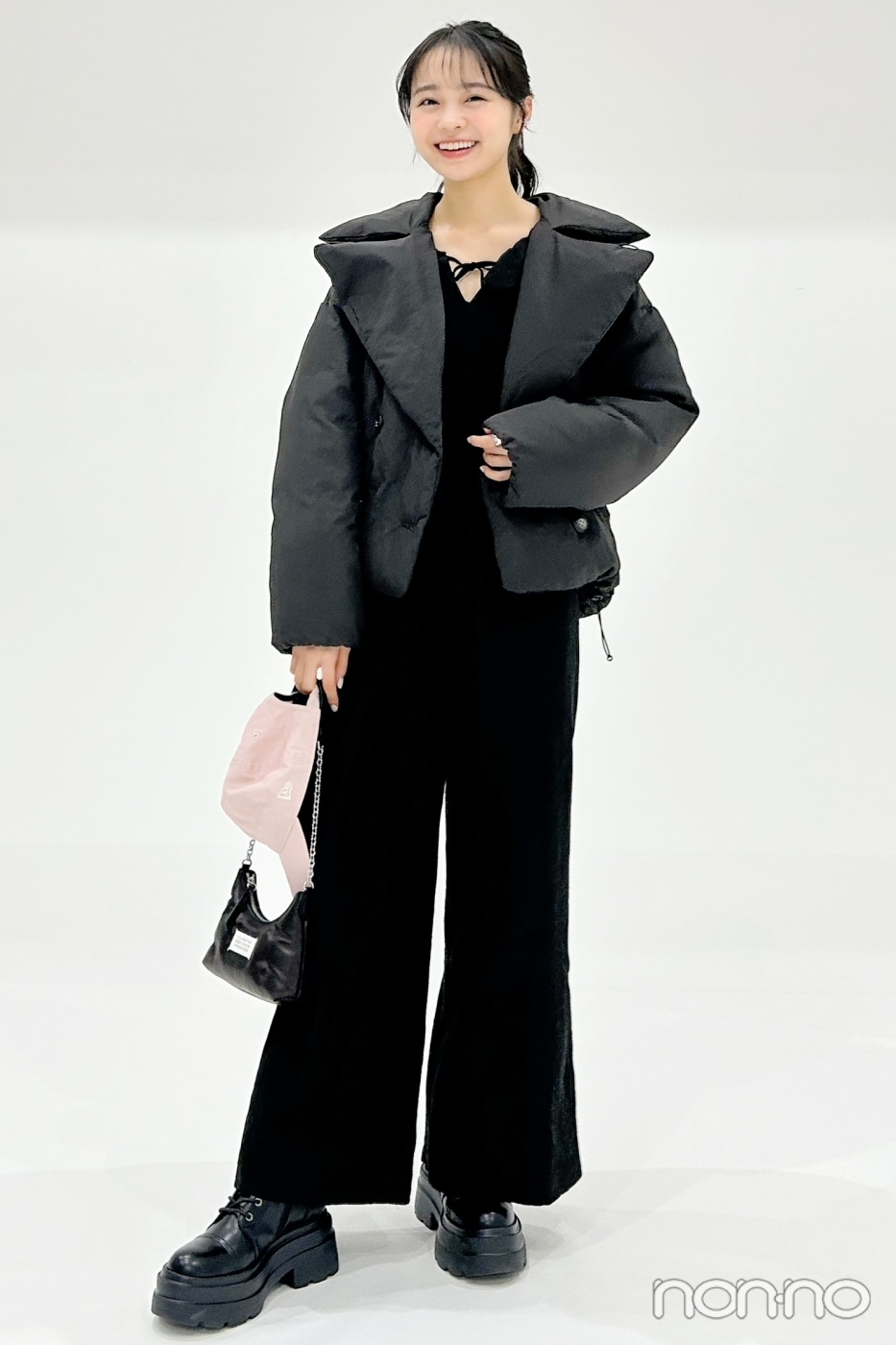 オールブラックコーデを着た林芽亜里の全身カット