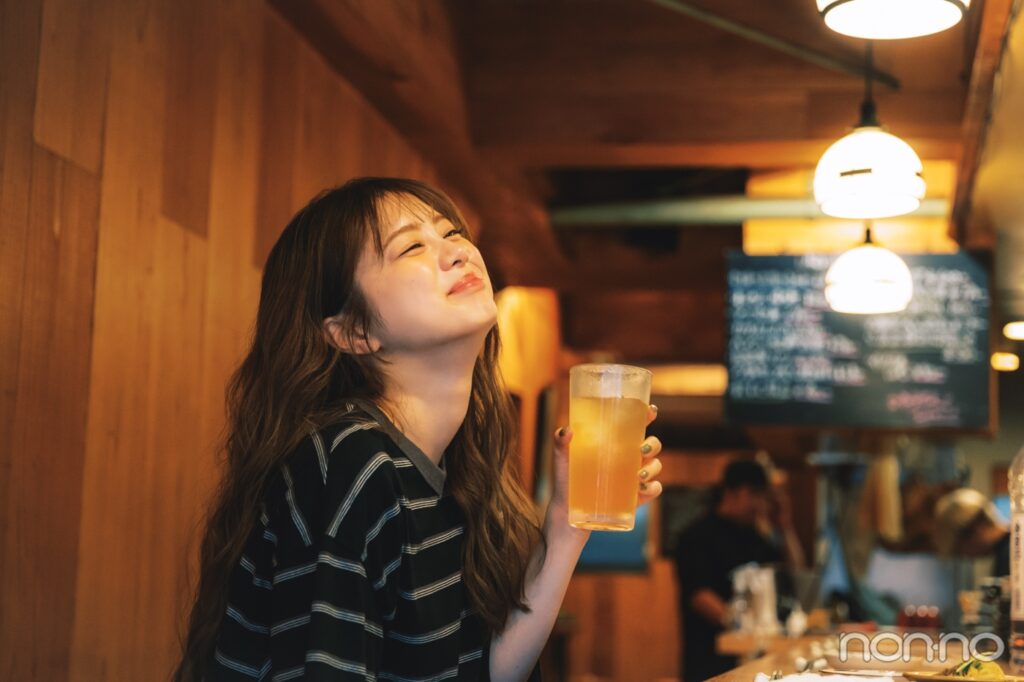 蕎麦茶割を持って、上を向いて微笑む紺野彩夏