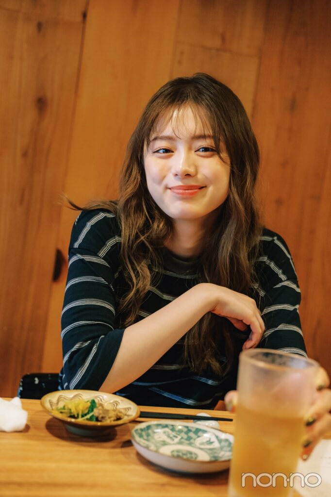 蕎麦茶割を持って微笑む紺野彩夏