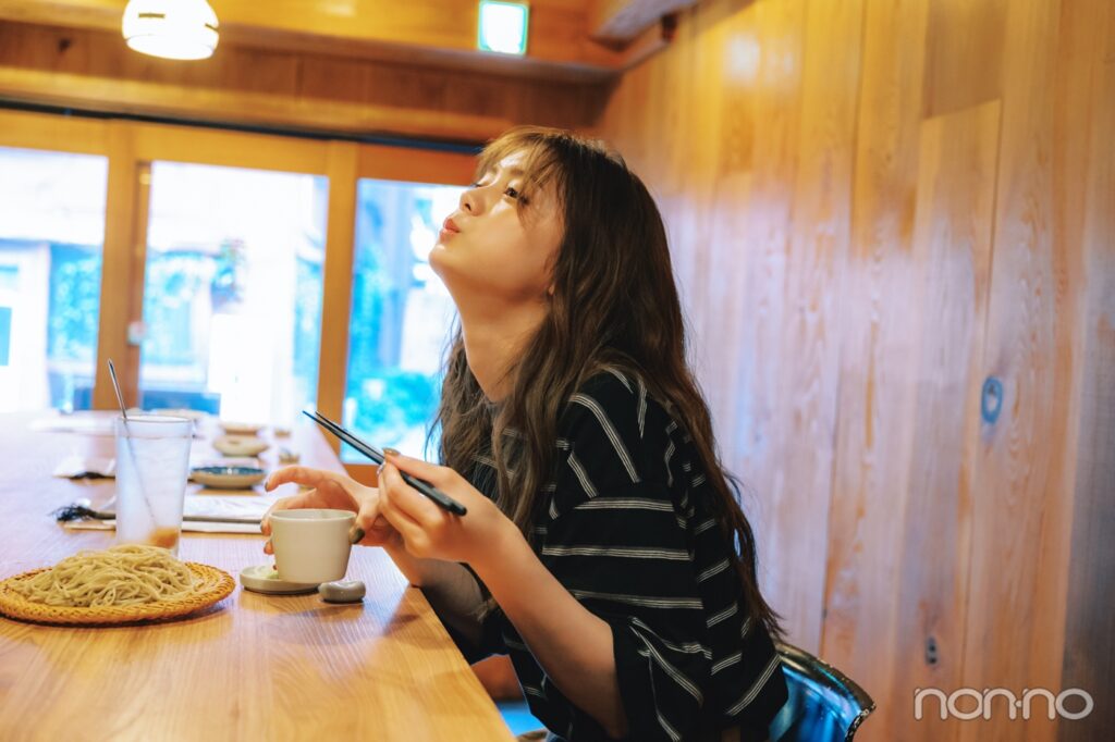 そばを食べながら微笑む紺野彩夏