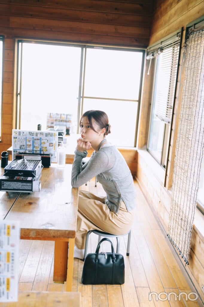 店内で料理が来るのを待つ紺野彩夏