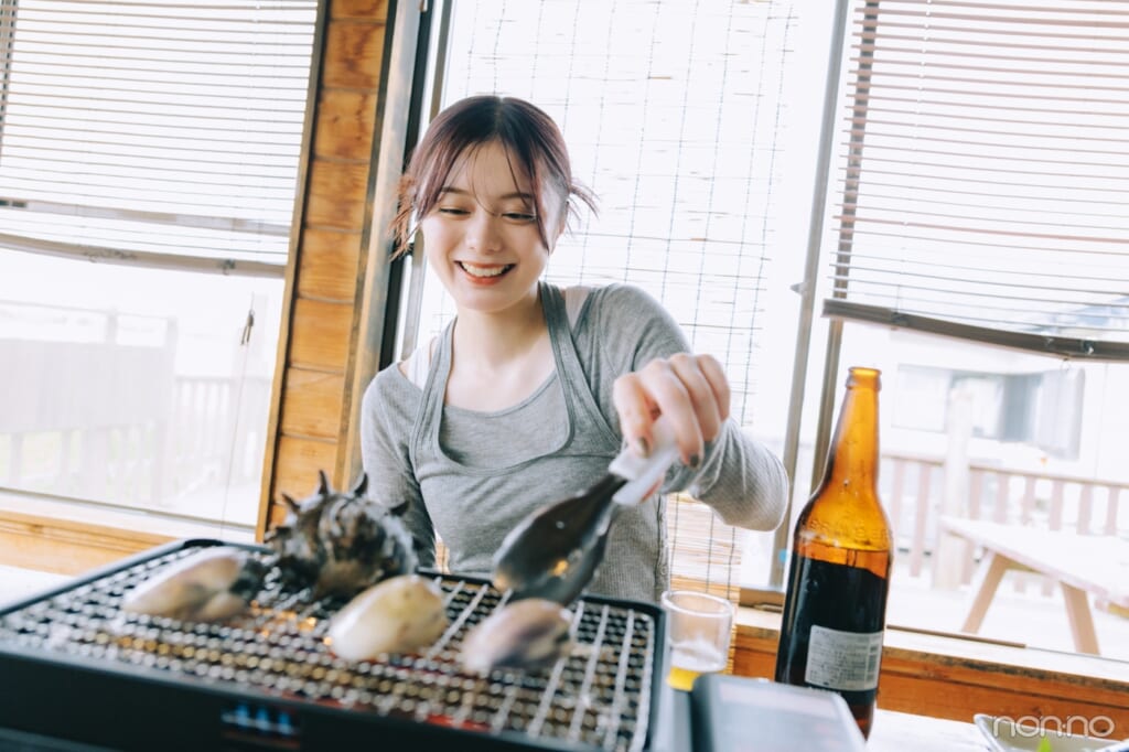 コンロで貝を焼く紺野彩夏