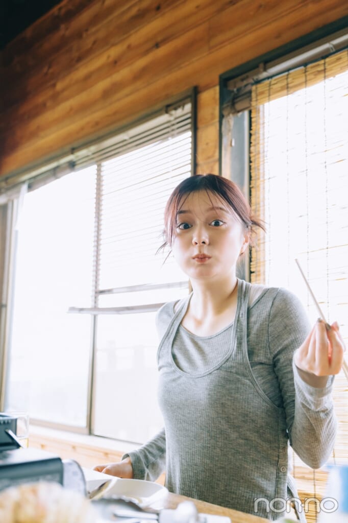 目を丸くして驚く紺野彩夏