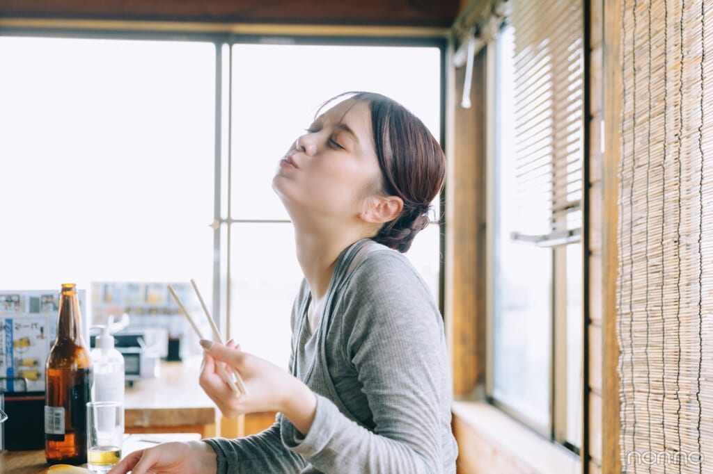 目を瞑って満足げな紺野彩夏