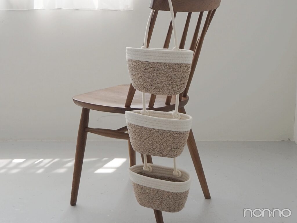 椅子にかかった3連のバスケット型小物入れ