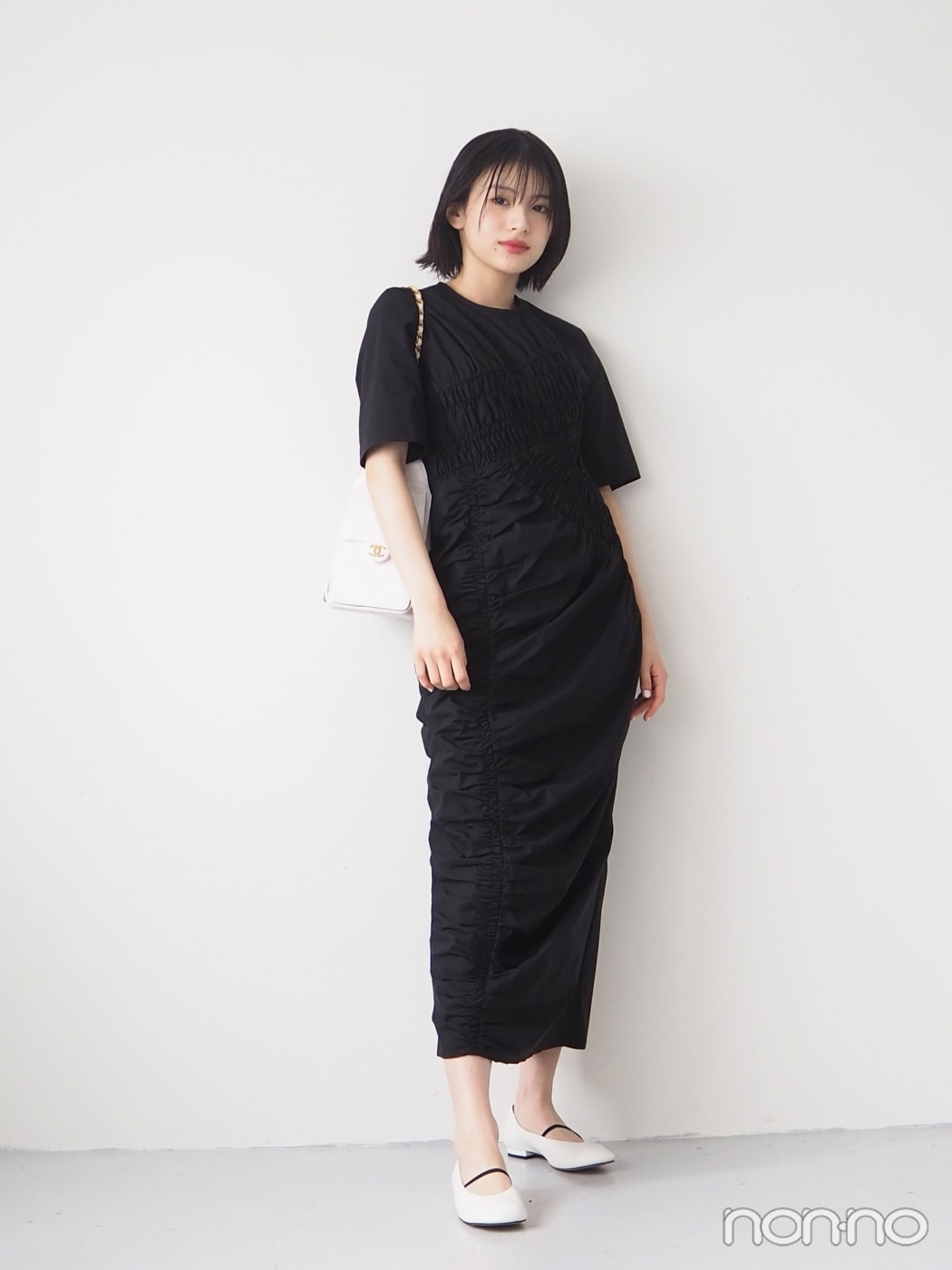 黒いワンピースを着た出口夏希