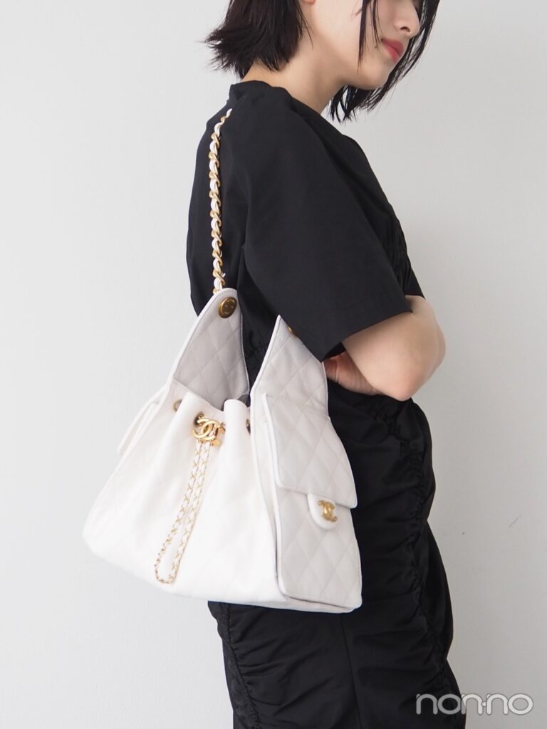 黒いワンピースに白いバッグを肩からかけた出口夏希