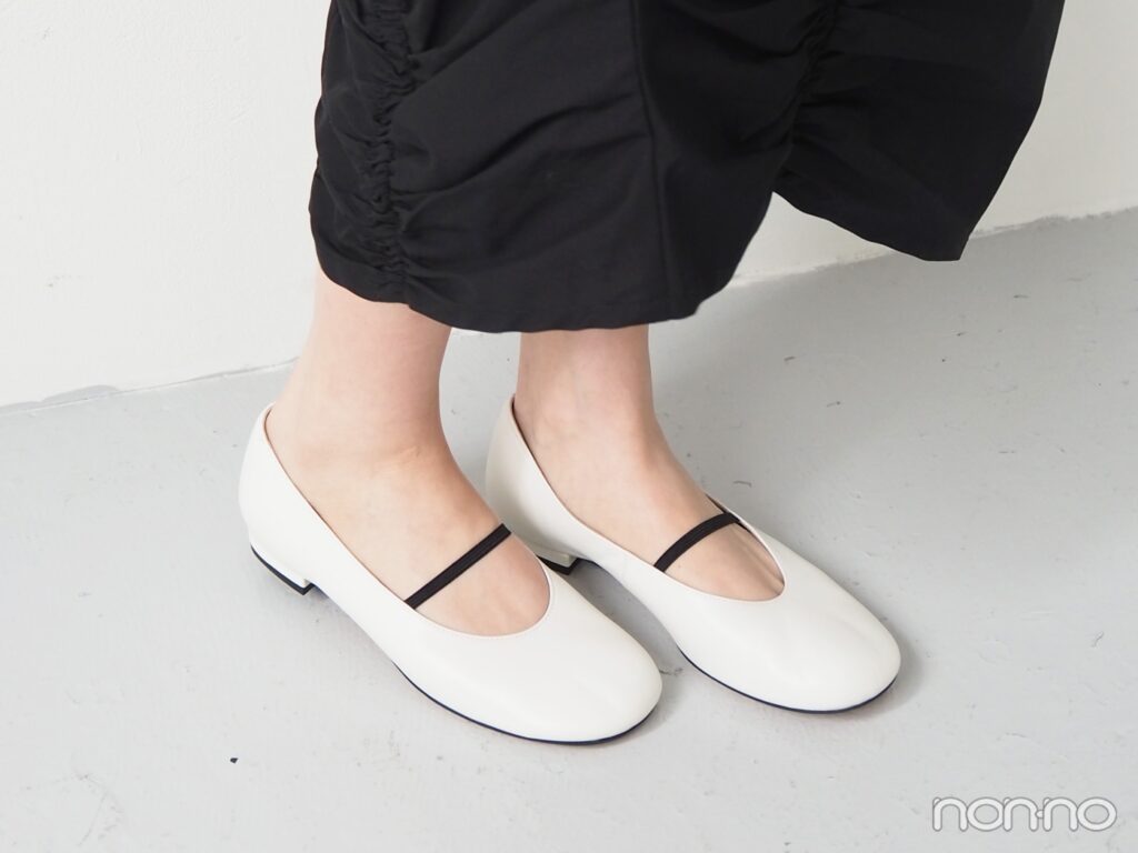 白いバレエシューズを履いた足元