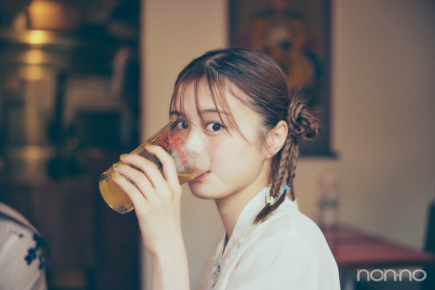 ビールを飲む紺野彩夏